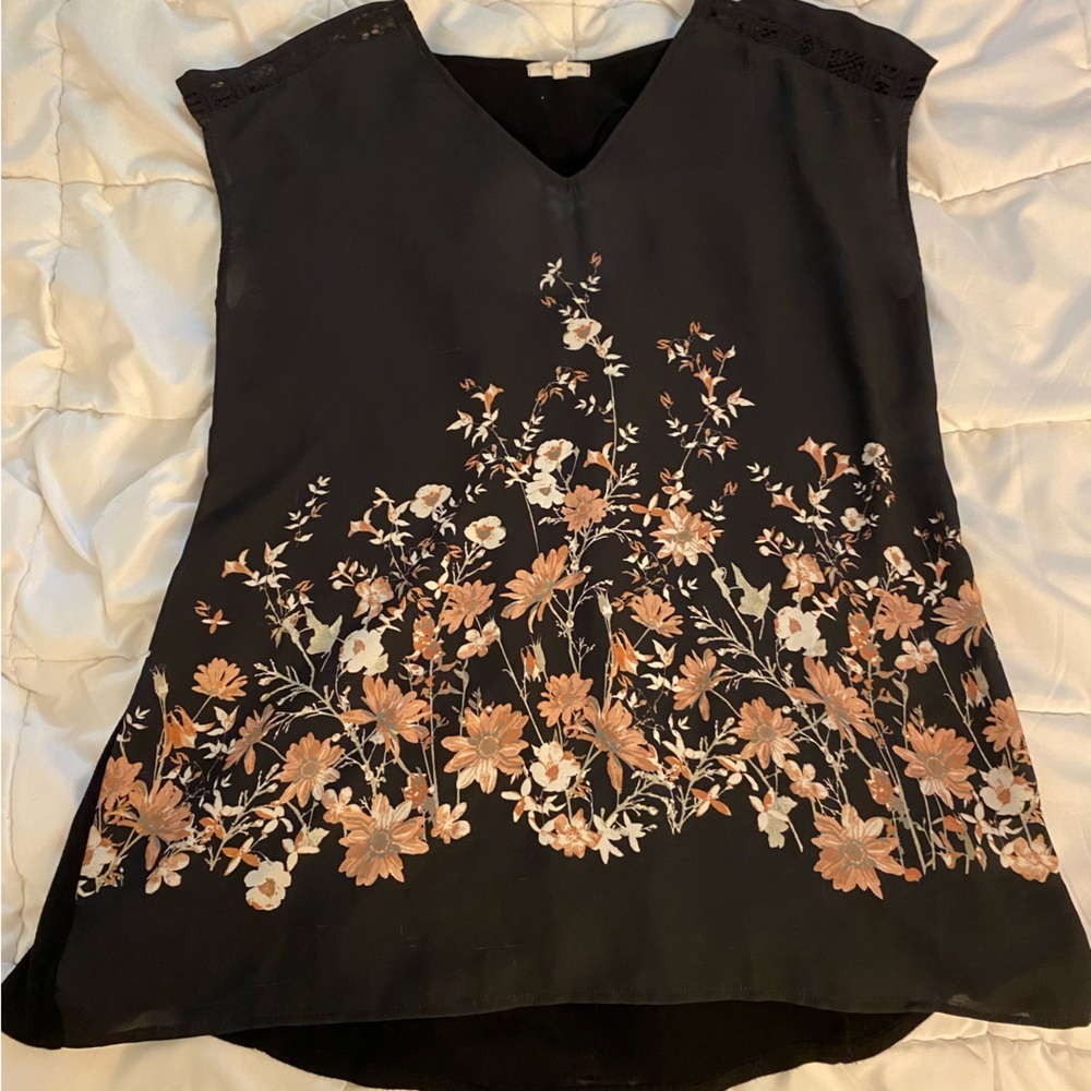 Long flowy black top with floral print. Cut out back with ruching detail.size L